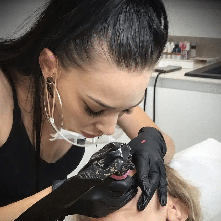 Laura Bosq - Advitam Beauty - Technicienne en maquillage permanent chez derrière le fauteuil esthétique 13001 Marseille